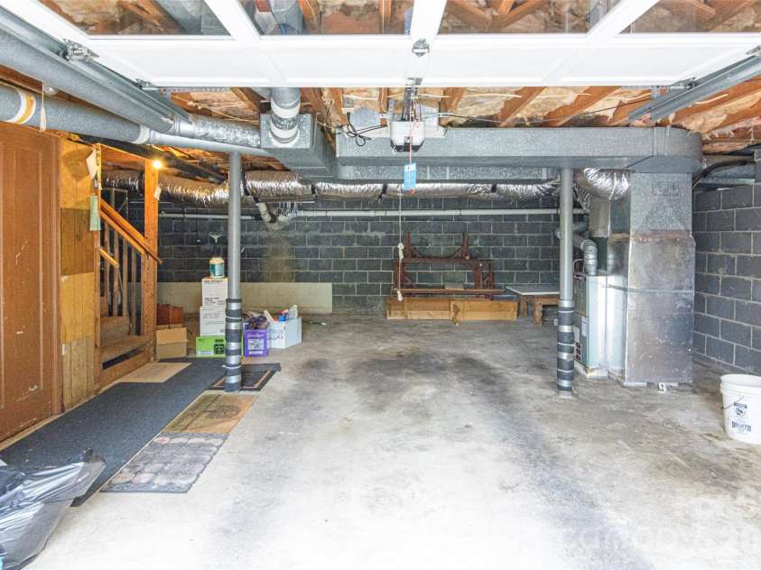 352 Cedar Lane, Arden, NC 28704.  MLS# CAR4391358, YatesRealty ID 40799. Middle Garage
