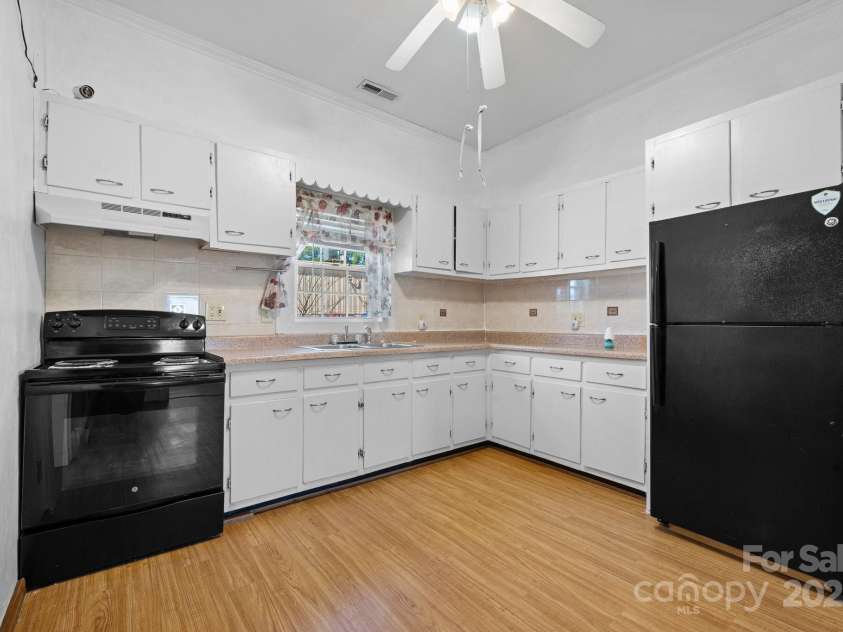 1810 1st Avenue, Hickory, NC 28602.  MLS# CAR4239696, YatesRealty ID 4080. 