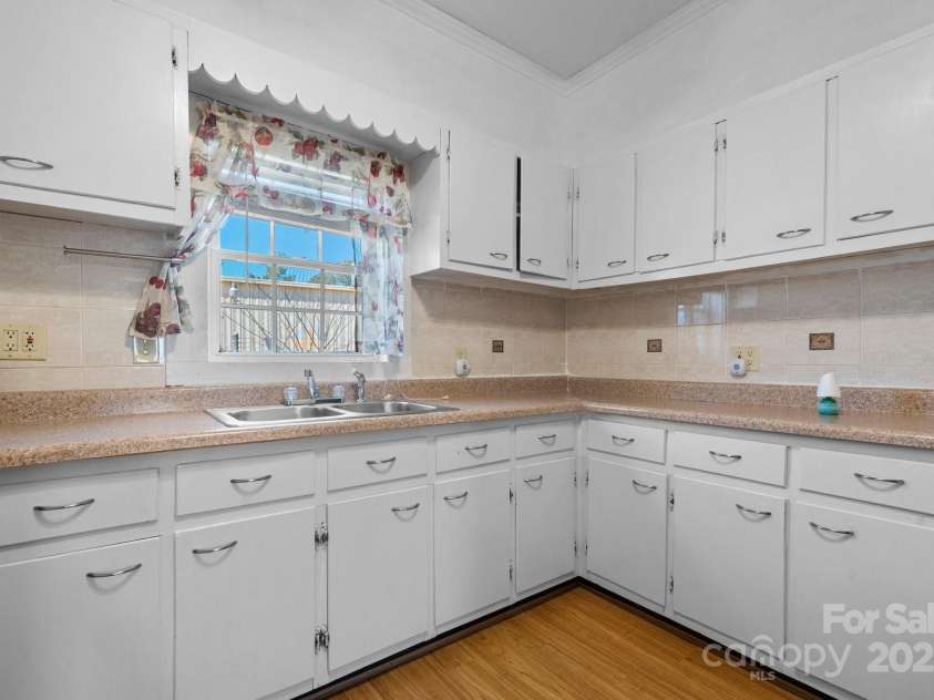 1810 1st Avenue, Hickory, NC 28602.  MLS# CAR4239696, YatesRealty ID 4080. 