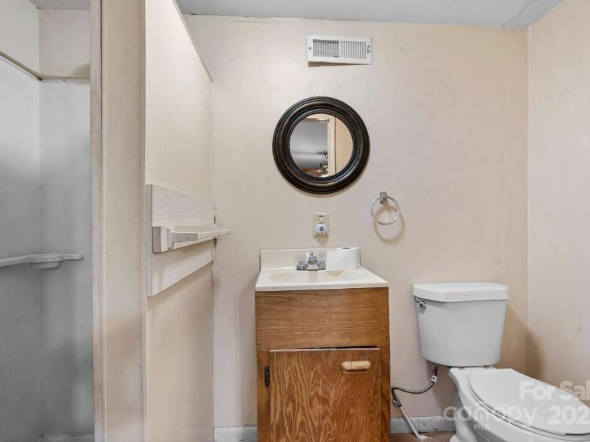 1810 1st Avenue, Hickory, NC 28602.  MLS# CAR4239696, YatesRealty ID 4080. 