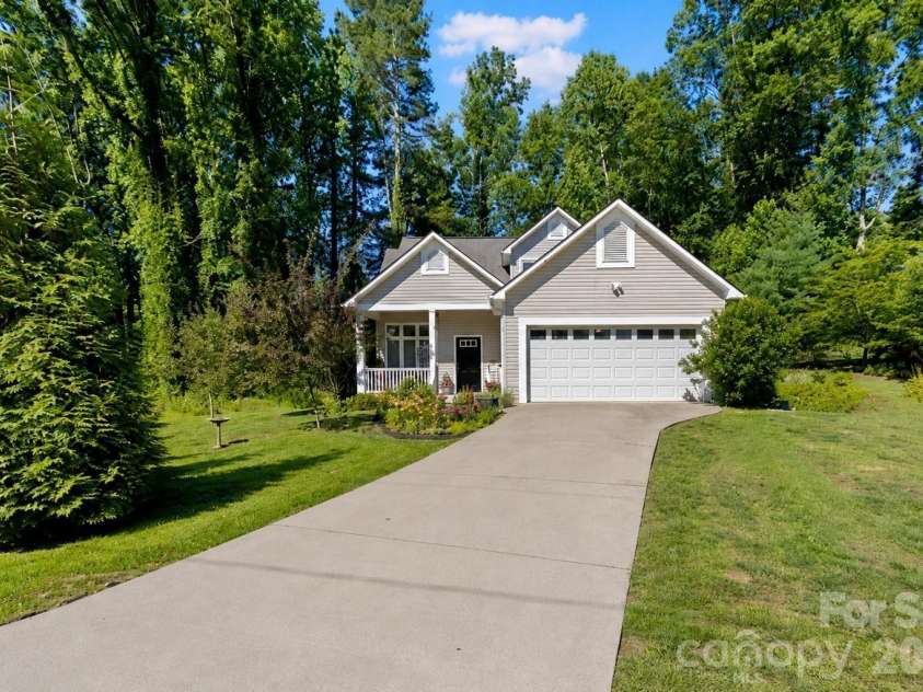 725 Pine Street, Hendersonville, NC 28739.  MLS# CAR4408178, YatesRealty ID 40802. Virtually staged