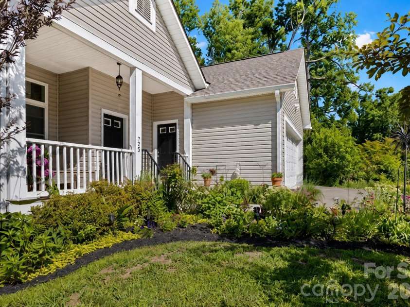 725 Pine Street, Hendersonville, NC 28739.  MLS# CAR4408178, YatesRealty ID 40802. Virtually staged