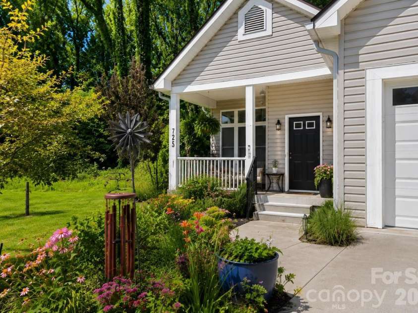 725 Pine Street, Hendersonville, NC 28739.  MLS# CAR4408178, YatesRealty ID 40802. Virtually staged