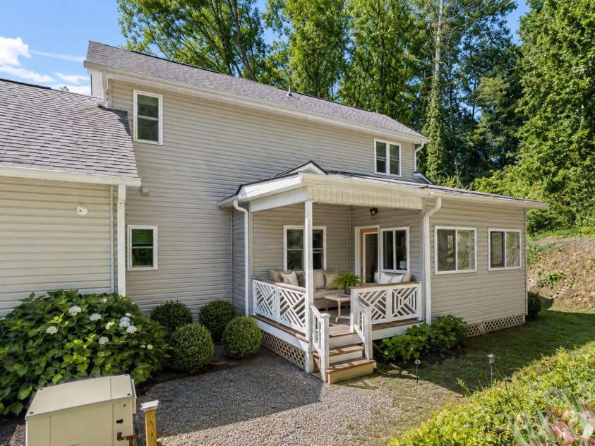 725 Pine Street, Hendersonville, NC 28739.  MLS# CAR4408178, YatesRealty ID 40802. Virtually staged