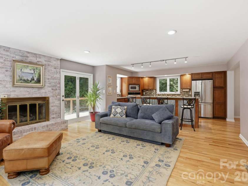 202 Riva Ridge Drive, Fairview, NC 28730.  MLS# CAR4397168, YatesRealty ID 40805. 