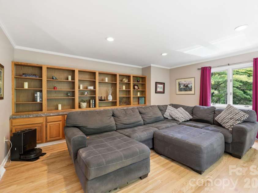 202 Riva Ridge Drive, Fairview, NC 28730.  MLS# CAR4397168, YatesRealty ID 40805. 