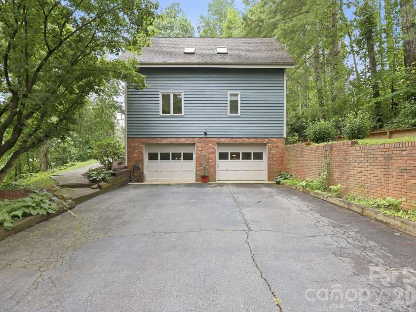 202 Riva Ridge Drive, Fairview, NC 28730.  MLS# CAR4397168, YatesRealty ID 40805. 