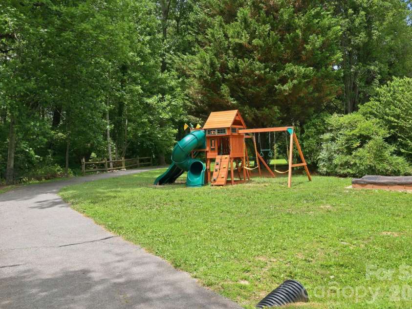 202 Riva Ridge Drive, Fairview, NC 28730.  MLS# CAR4397168, YatesRealty ID 40805. Neighborhood Park
