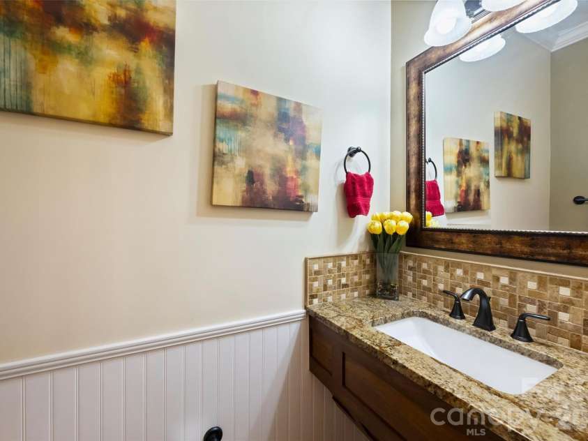 1914 Colony Line Court, Charlotte, NC 28210.  MLS# CAR4408295, YatesRealty ID 40806. Half Bath