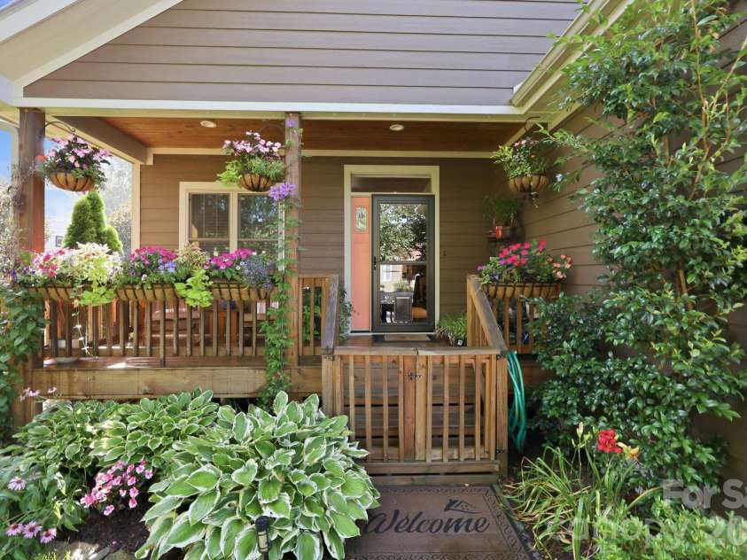 25 Linn Garden Lane, Swannanoa, NC 28778.  MLS# CAR4382392, YatesRealty ID 40809. 