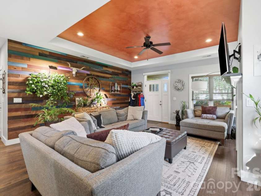 25 Linn Garden Lane, Swannanoa, NC 28778.  MLS# CAR4382392, YatesRealty ID 40809. 