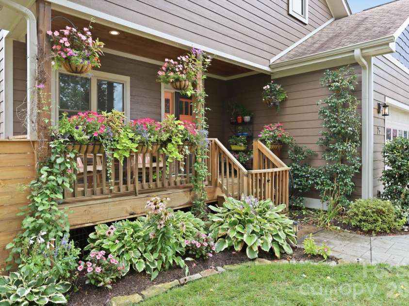 25 Linn Garden Lane, Swannanoa, NC 28778.  MLS# CAR4382392, YatesRealty ID 40809. 