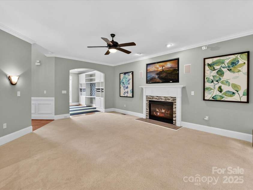 10007 Devereaux Drive, Matthews, NC 28105.  MLS# CAR4307264, YatesRealty ID 40812. Great room