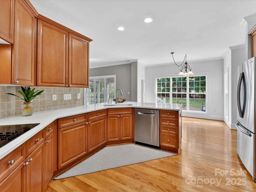 10007 Devereaux Drive, Matthews, NC 28105.  MLS# CAR4307264, YatesRealty ID 40812. Kitchen view into the breakfast area with 42