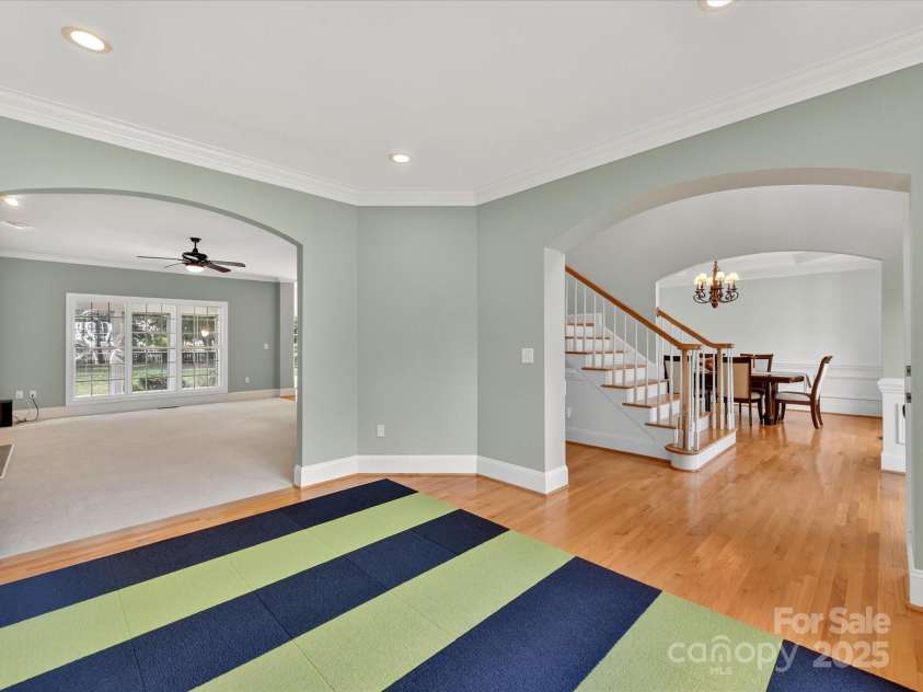 10007 Devereaux Drive, Matthews, NC 28105.  MLS# CAR4307264, YatesRealty ID 40812. Open floorplan