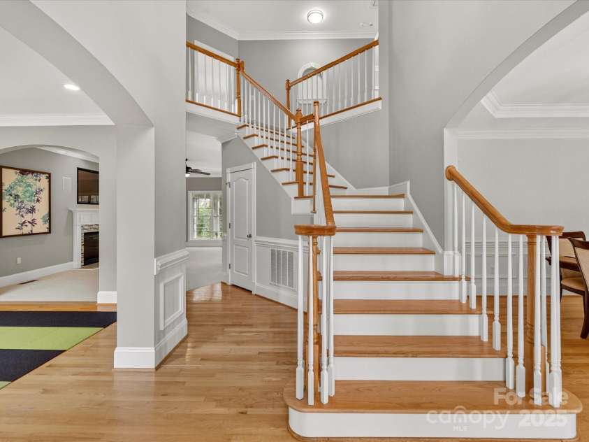 10007 Devereaux Drive, Matthews, NC 28105.  MLS# CAR4307264, YatesRealty ID 40812. Two story foyer with hardwood stairs