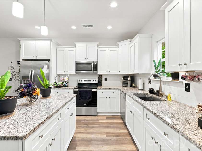 313 Bell Street, Mount Holly, NC 28120.  MLS# CAR4407758, YatesRealty ID 40814. Beautiful granite counters