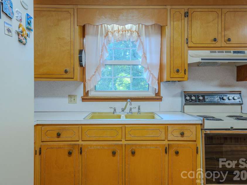 1169 Burkehurst Avenue, Morganton, NC 28655.  MLS# CAR4409187, YatesRealty ID 40816. Kitchen