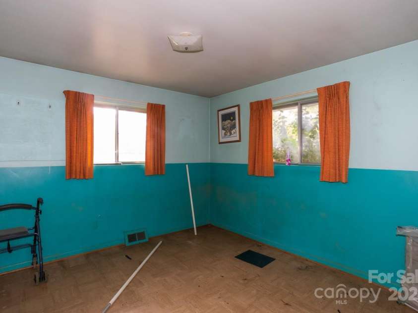 152 Mount Clare Avenue, Asheville, NC 28801.  MLS# CAR4310848, YatesRealty ID 40819. 