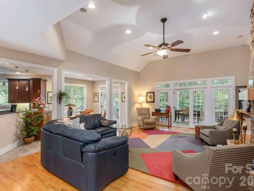 110 FOX CHASE Drive, Hendersonville, NC 28739.  MLS# CAR4354870, YatesRealty ID 4082. 