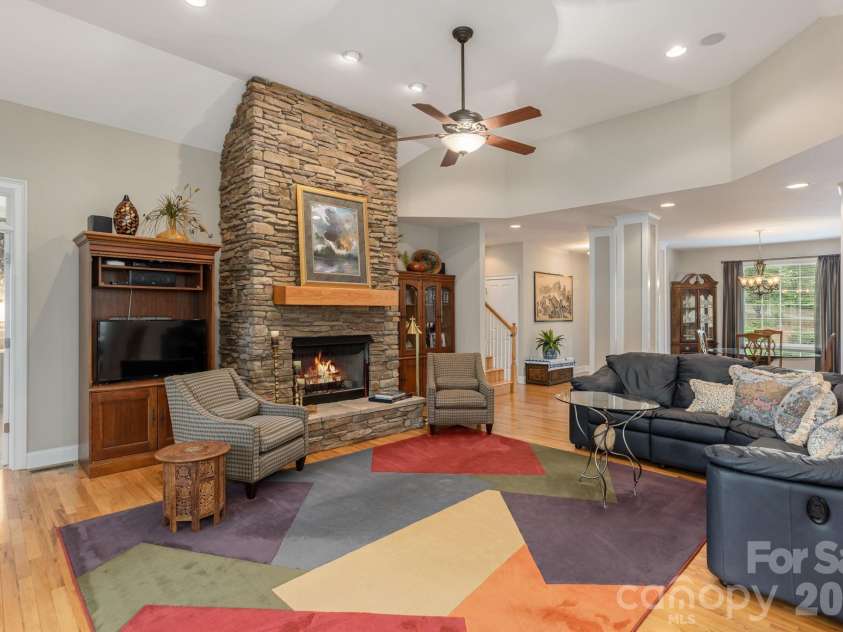 110 FOX CHASE Drive, Hendersonville, NC 28739.  MLS# CAR4354870, YatesRealty ID 4082. 