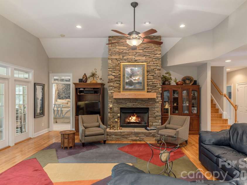 110 FOX CHASE Drive, Hendersonville, NC 28739.  MLS# CAR4354870, YatesRealty ID 4082. 