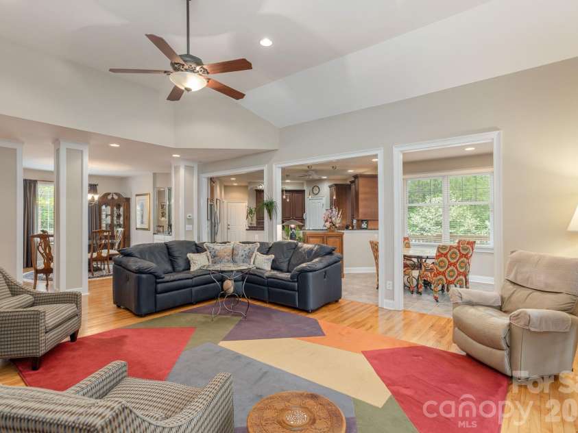 110 FOX CHASE Drive, Hendersonville, NC 28739.  MLS# CAR4354870, YatesRealty ID 4082. 