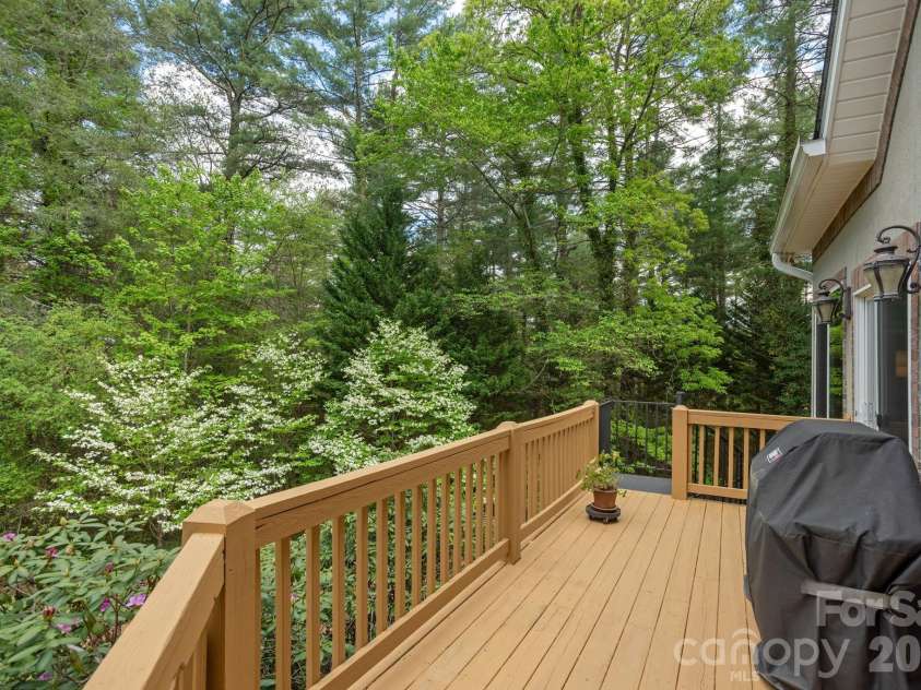 110 FOX CHASE Drive, Hendersonville, NC 28739.  MLS# CAR4354870, YatesRealty ID 4082. 