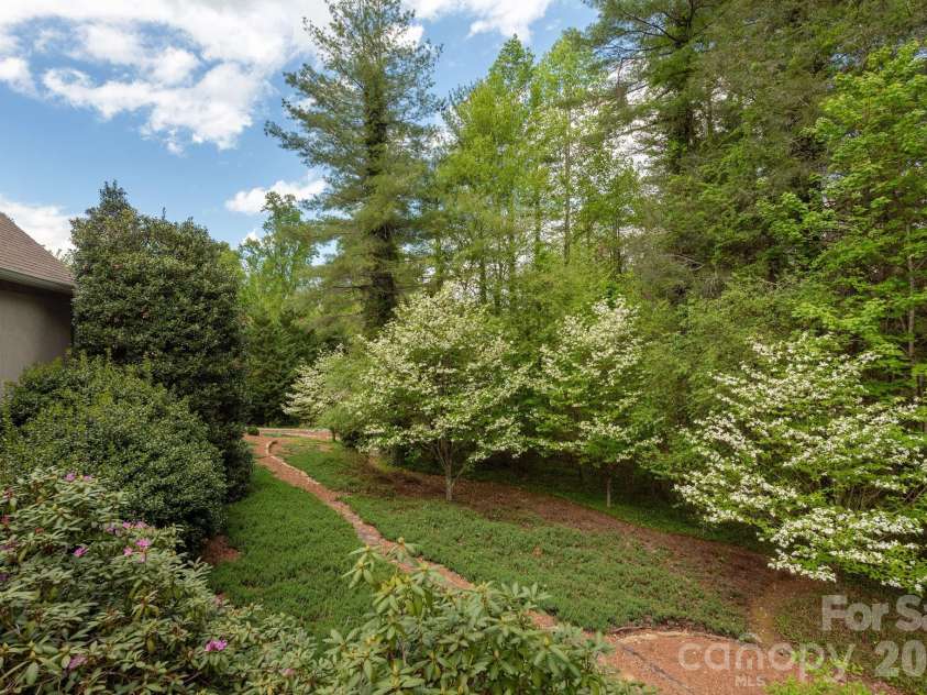 110 FOX CHASE Drive, Hendersonville, NC 28739.  MLS# CAR4354870, YatesRealty ID 4082. 