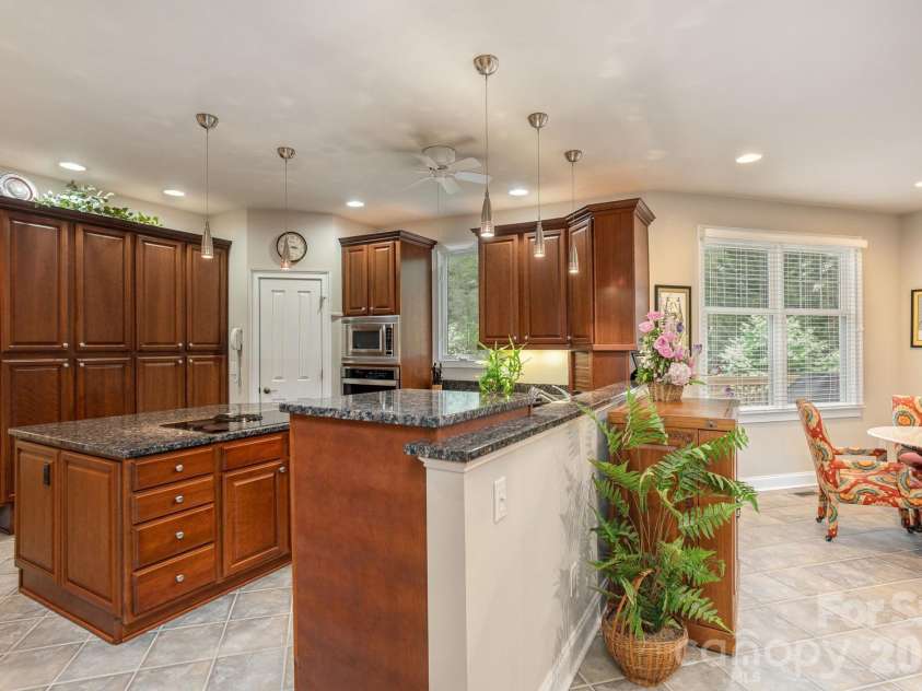 110 FOX CHASE Drive, Hendersonville, NC 28739.  MLS# CAR4354870, YatesRealty ID 4082. 