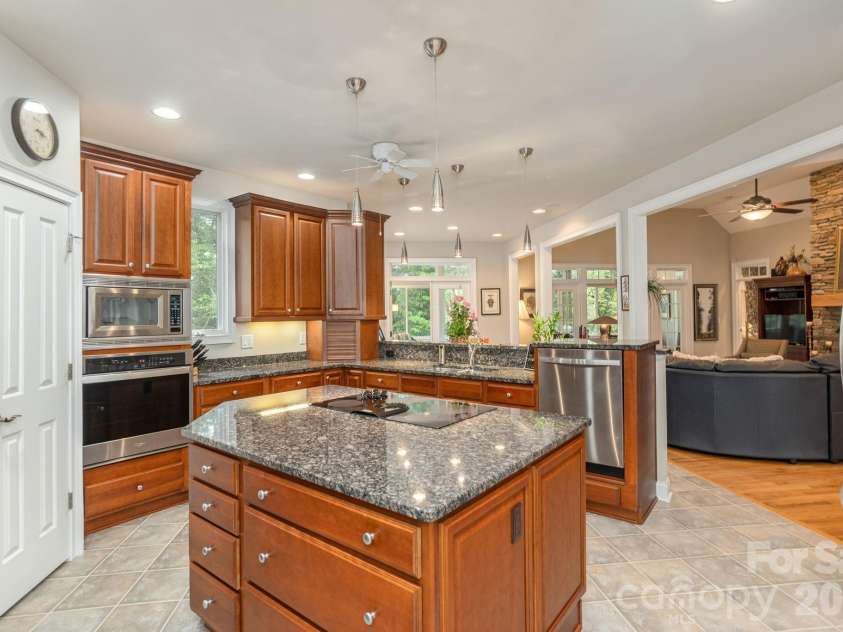 110 FOX CHASE Drive, Hendersonville, NC 28739.  MLS# CAR4354870, YatesRealty ID 4082. 