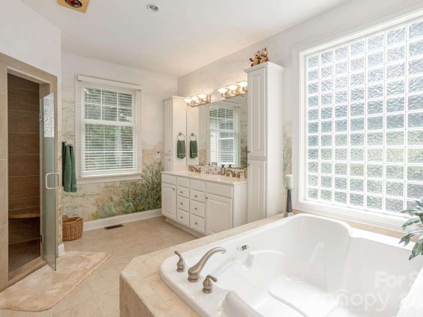 110 FOX CHASE Drive, Hendersonville, NC 28739.  MLS# CAR4354870, YatesRealty ID 4082. 
