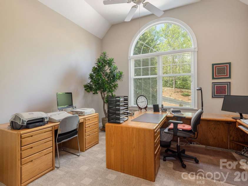 110 FOX CHASE Drive, Hendersonville, NC 28739.  MLS# CAR4354870, YatesRealty ID 4082. 