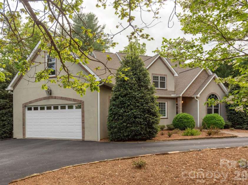 110 FOX CHASE Drive, Hendersonville, NC 28739.  MLS# CAR4354870, YatesRealty ID 4082. 