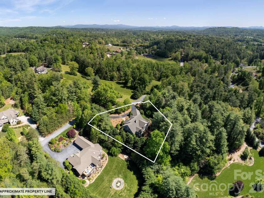 110 FOX CHASE Drive, Hendersonville, NC 28739.  MLS# CAR4354870, YatesRealty ID 4082. 