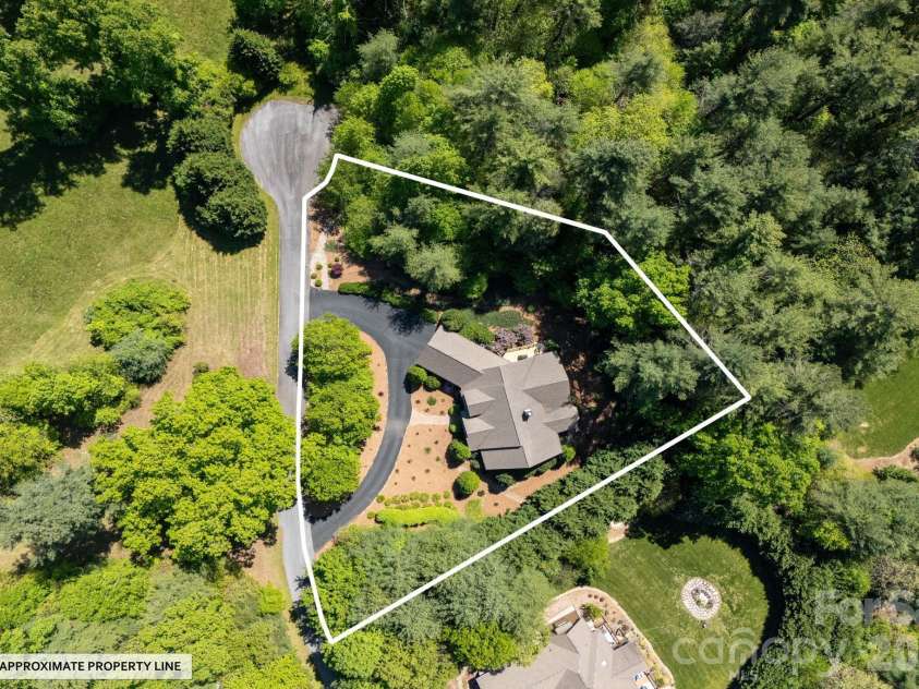110 FOX CHASE Drive, Hendersonville, NC 28739.  MLS# CAR4354870, YatesRealty ID 4082. 