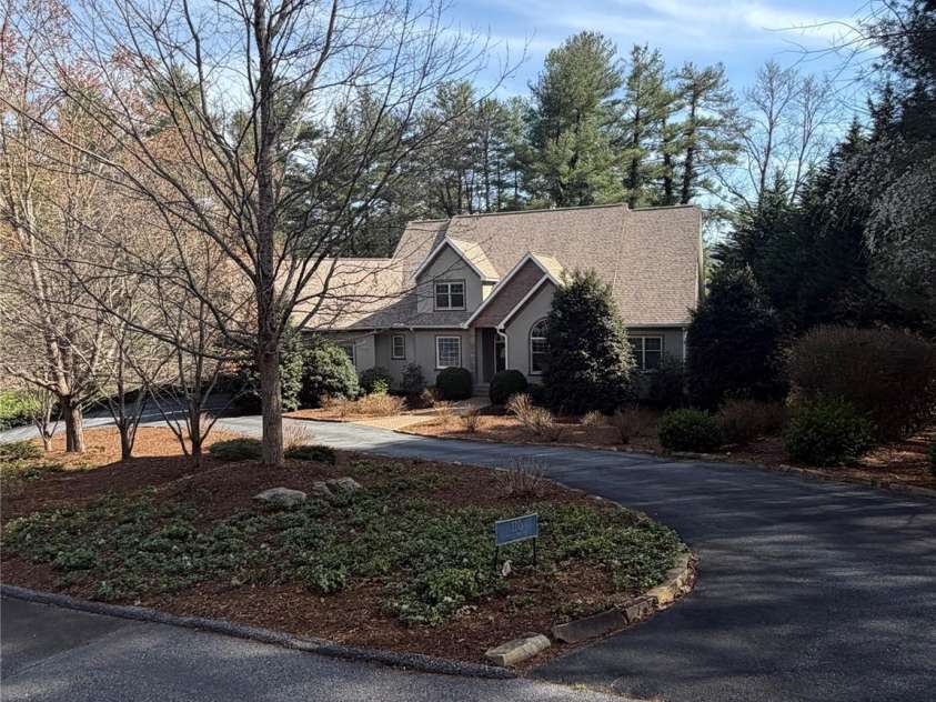 110 FOX CHASE Drive, Hendersonville, NC 28739.  MLS# CAR4354870, YatesRealty ID 4082. 
