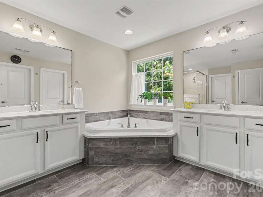 9014 Manor Oak Court, Charlotte, NC 28277.  MLS# CAR4404842, YatesRealty ID 40825. 