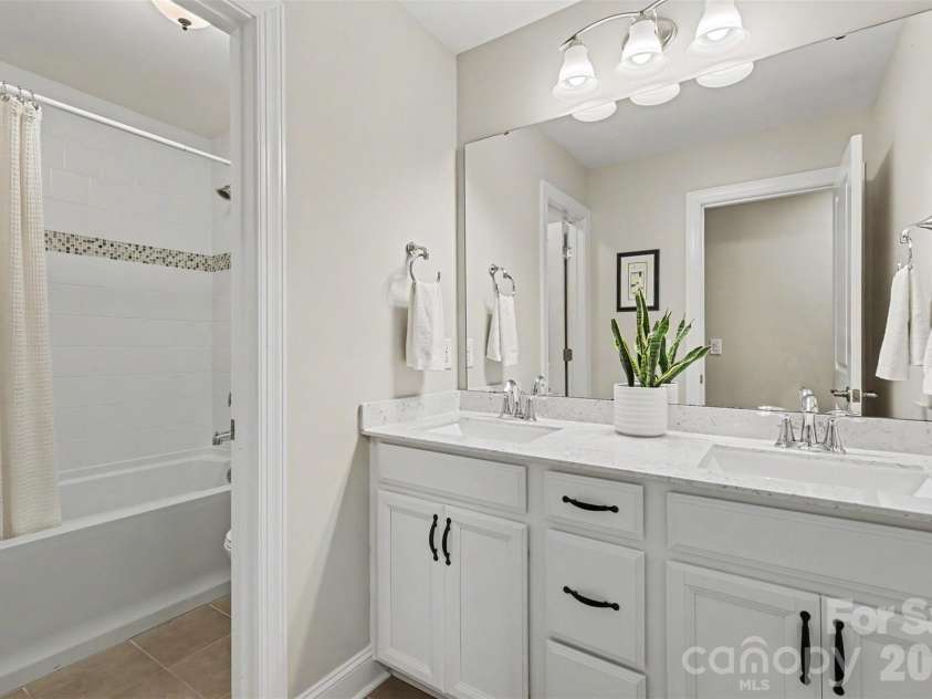 9014 Manor Oak Court, Charlotte, NC 28277.  MLS# CAR4404842, YatesRealty ID 40825. 