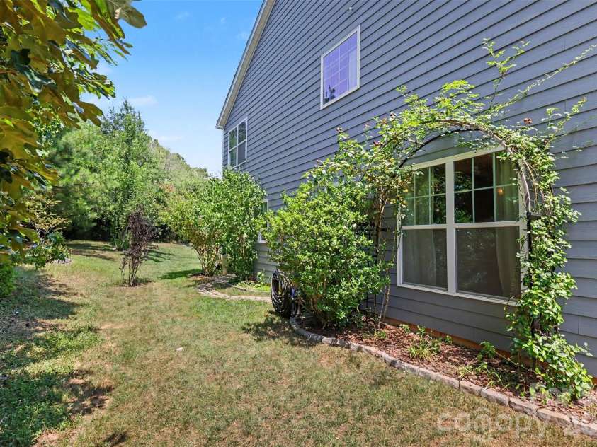 9014 Manor Oak Court, Charlotte, NC 28277.  MLS# CAR4404842, YatesRealty ID 40825. 