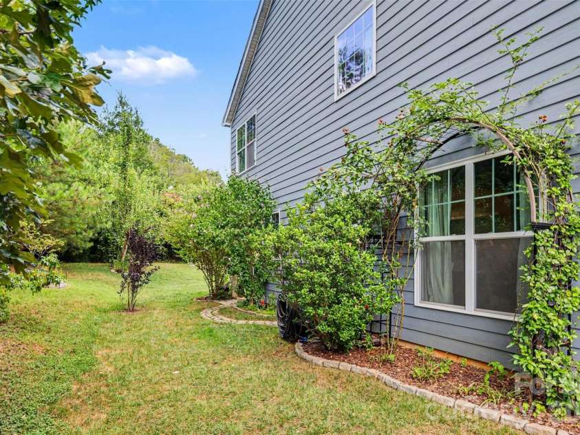 9014 Manor Oak Court, Charlotte, NC 28277.  MLS# CAR4404842, YatesRealty ID 40825. 