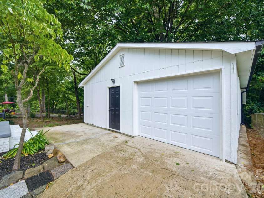 1453 Grovewood Drive, Charlotte, NC 28208.  MLS# CAR4407052, YatesRealty ID 40826. 