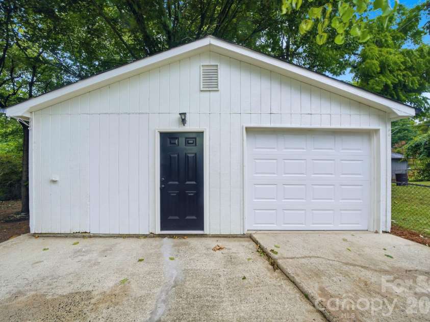 1453 Grovewood Drive, Charlotte, NC 28208.  MLS# CAR4407052, YatesRealty ID 40826. 