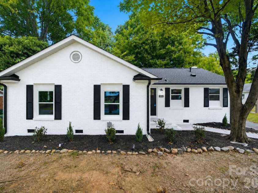 1453 Grovewood Drive, Charlotte, NC 28208.  MLS# CAR4407052, YatesRealty ID 40826. 