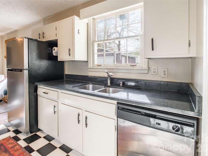 3728 Stonehaven Drive, Charlotte, NC 28215.  MLS# CAR4342946, YatesRealty ID 4083. 