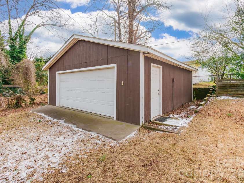 3728 Stonehaven Drive, Charlotte, NC 28215.  MLS# CAR4342946, YatesRealty ID 4083. 