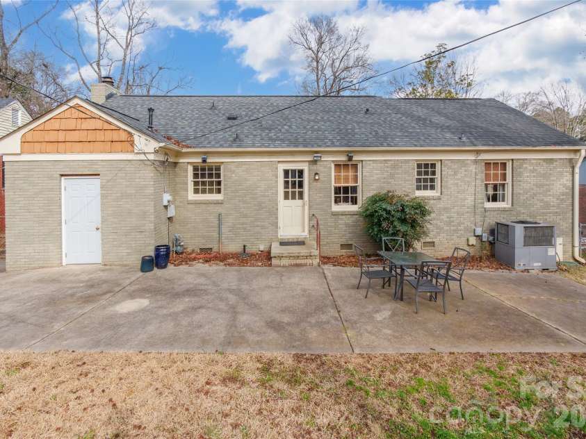 3728 Stonehaven Drive, Charlotte, NC 28215.  MLS# CAR4342946, YatesRealty ID 4083. 