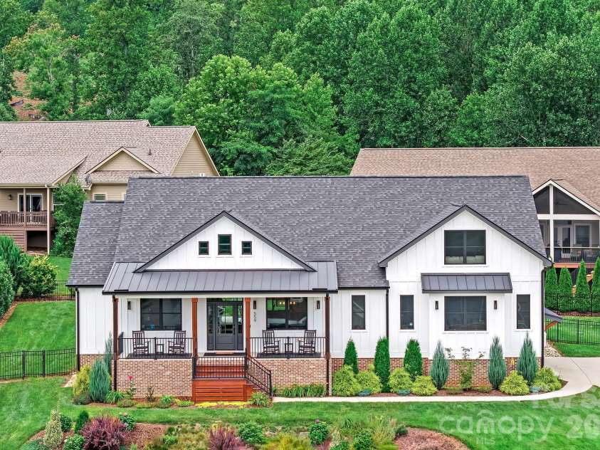 559 Blacksmith Run Drive, Hendersonville, NC 28792.  MLS# CAR4408533, YatesRealty ID 40830. 