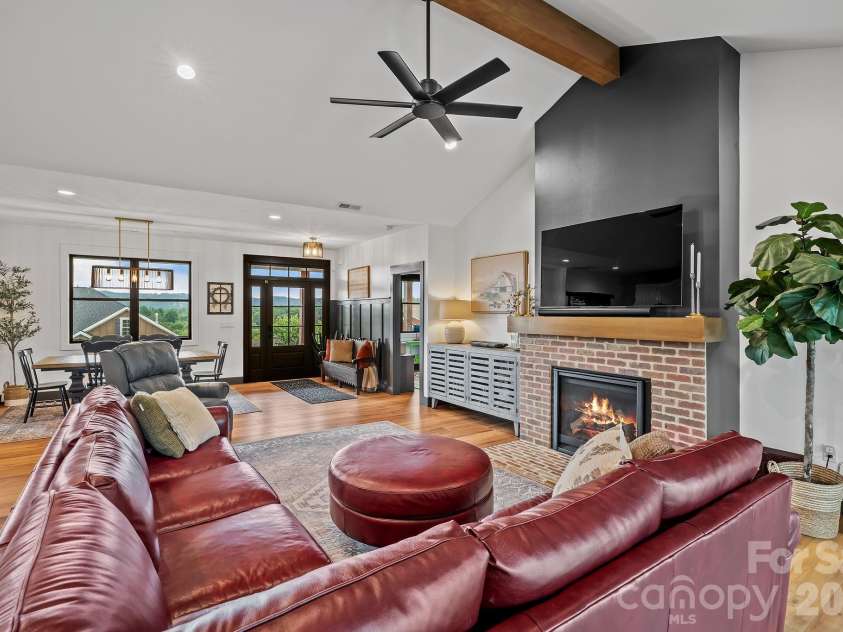 559 Blacksmith Run Drive, Hendersonville, NC 28792.  MLS# CAR4408533, YatesRealty ID 40830. 