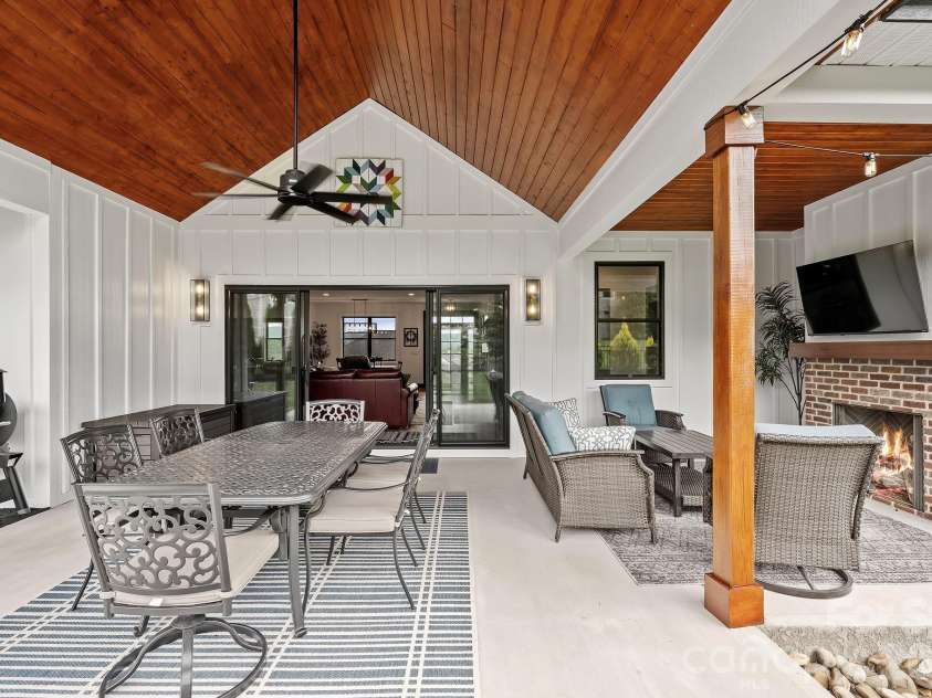 559 Blacksmith Run Drive, Hendersonville, NC 28792.  MLS# CAR4408533, YatesRealty ID 40830. 